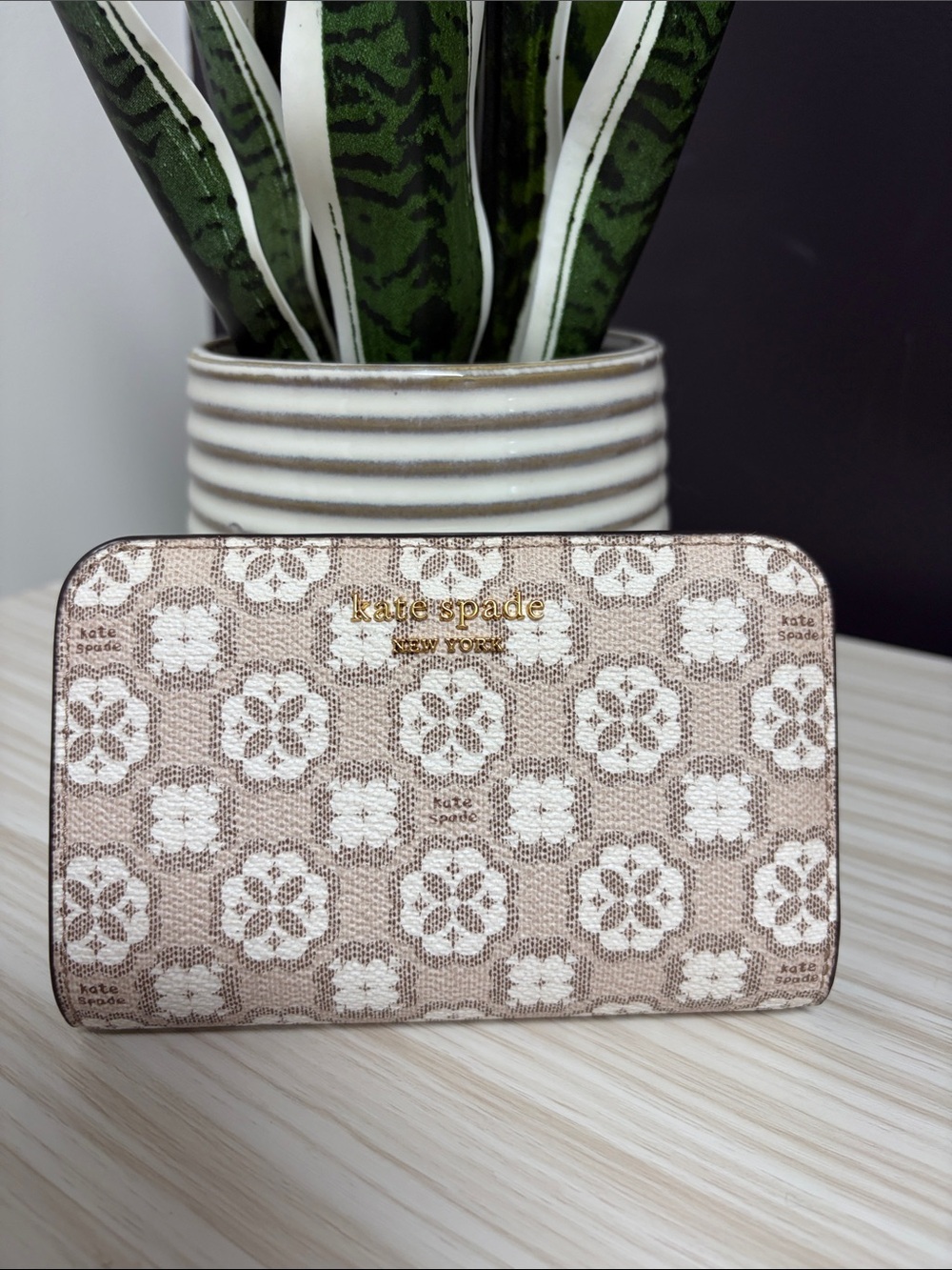 kate spade Beige and White Floral Zip Wallet!! NWOT 🤍